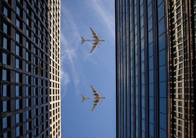 Tiếp đến là màn "trình diễn" của các đội hình máy bay thuộc Không quân Nga. Ảnh: Sputnik.