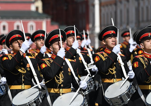 Được biết, lễ duyệt binh năm nay gồm 3 phần chính: Phẫn diễu binh của Binh chủng Lục quân, lực lượng tăng - thiết giáp và đội hình bay của Không quân Nga. Ảnh: Sputnik.