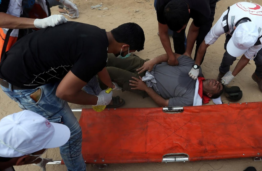 Người đàn ông Palestine bị thương được đưa đi cấp cứu.