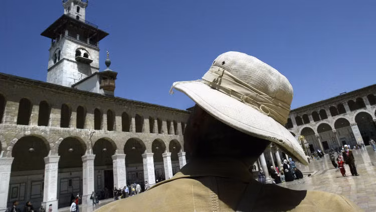 Một du khách Đức đứng nhìn Nhà thờ Hồi giáo Umayyad được xây dựng từ thế kỷ thứ 8. Ảnh: Getty.