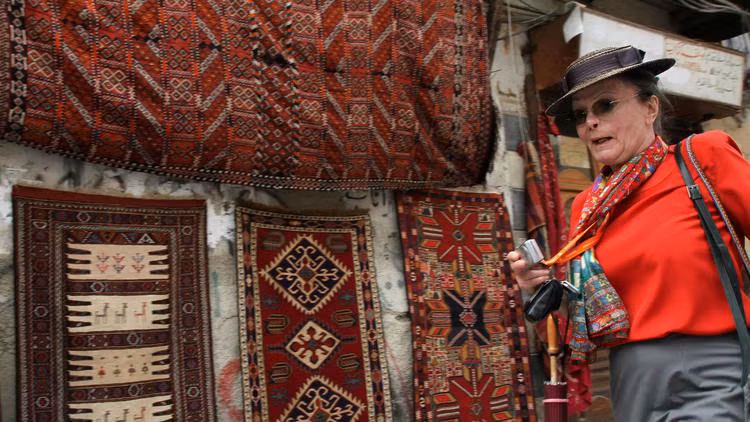 Khách du lịch đi qua một khu chợ ở khu phố cổ của thủ đô Syria. Ảnh: Getty.