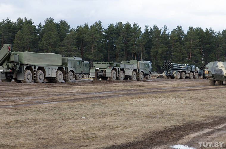 Polonez là hệ thống pháo phản lực phóng loạt mới do Belarus sản xuất. Nó được chế tạo để thay thế cho hệ thống Uragan 220 mm và Smerch 300 mm đang phục vụ trong quân đội nước này. Ảnh: Defence-Blog.