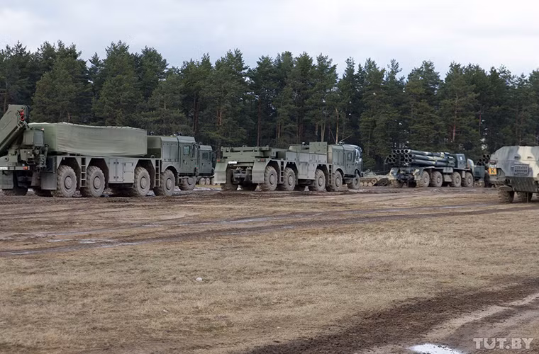 Polonez là hệ thống pháo phản lực phóng loạt mới do Belarus sản xuất. Nó được chế tạo để thay thế cho hệ thống Uragan 220 mm và Smerch 300 mm đang phục vụ trong quân đội nước này. Ảnh: Defence-Blog.