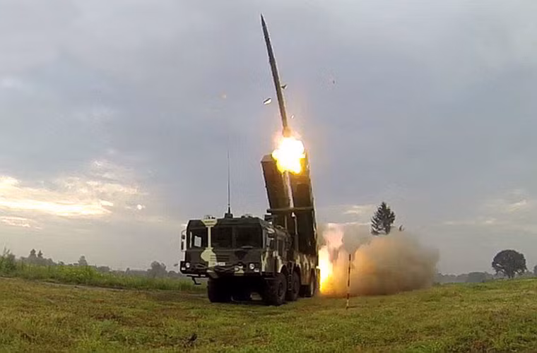 MLRS Polonez có thể tấn công mục tiêu trong nơi trú ẩn, các phương tiện chiến đấu bọc thép hoặc không bọc thép, các loại xe chuyên dụng, chốt chỉ huy, hệ thống tên lửa cùng hệ thống tên lửa phòng không và các máy bay tại phi trường,... Ảnh: liveuamap.com.