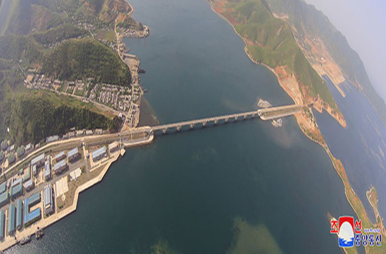 Cây cầu đường sắt mới xây của Triều Tiên. (Ảnh: KCNA)