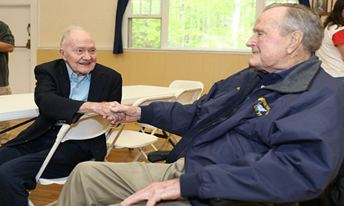 Cựu tổng thống Mỹ Bush tham dự sự kiện gặp gỡ cựu chiến binh vào ngày 26/5. Ảnh: Twitter.