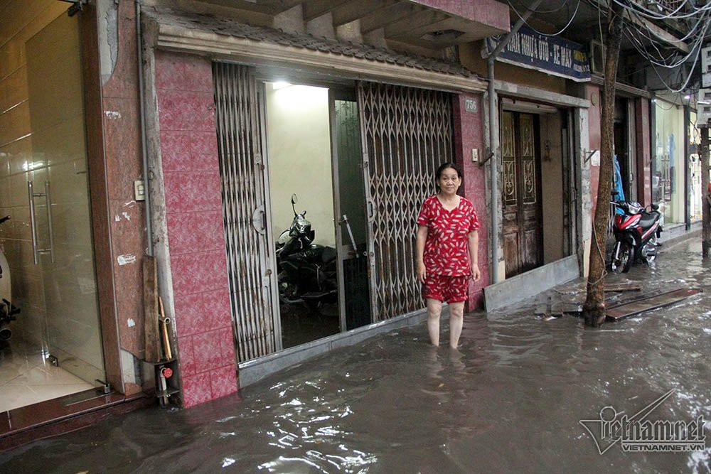 Nhà bà Mai ở số nhà 756 nước tràn vào tận bên trong.