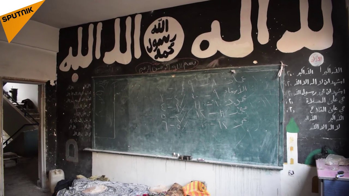"Vết tích" của các tay súng IS vẫn còn trên bảng trong lớp học. Ảnh: Sputnik.