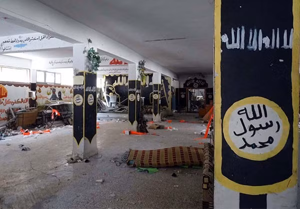 Được biết, sau khi hoàn thành “khóa học”, các chiến binh IS nhí này sẽ được đưa tới những khu trại huấn luyện quân sự đặc biệt của nhóm khủng bố. Ảnh: FNA.