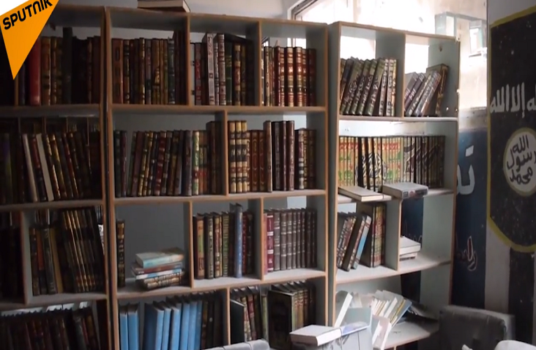 Một số tài liệu, sổ sách còn lại trong thư viện của trường. Ảnh: Sputnik.