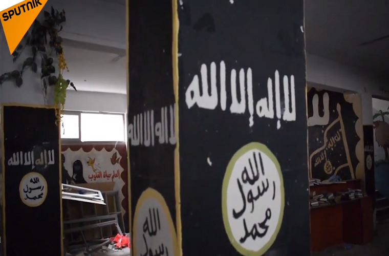 Đoạn video do Sputnik ghi lại cho thấy, thư viện của trường học bị thiêu rụi và chỉ còn lại một số tài liệu, văn bản. Ảnh: Sputnik.