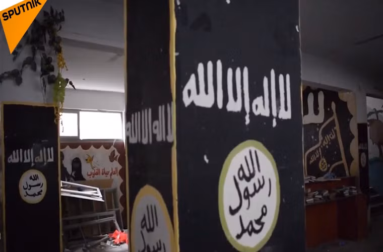 Đoạn video do Sputnik ghi lại cho thấy, thư viện của trường học bị thiêu rụi và chỉ còn lại một số tài liệu, văn bản. Ảnh: Sputnik.