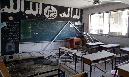 Theo Sputnik, Quân đội Syria đã phát hiện hai ngôi trường từng được phiến quân IS sử dụng để đào tạo các chiến binh nhí tại khu Hajar al-Aswad và Trại Yarmouk mới được giải phóng hồi tuần trước. Ảnh: FNA.