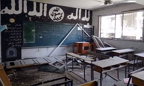 Theo Sputnik, Quân đội Syria đã phát hiện hai ngôi trường từng được phiến quân IS sử dụng để đào tạo các chiến binh nhí tại khu Hajar al-Aswad và Trại Yarmouk mới được giải phóng hồi tuần trước. Ảnh: FNA.