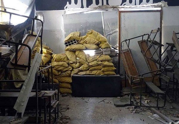 Đồ đạc lộn xộn trong một phòng học từng được IS sử dụng. Ảnh: FNA.