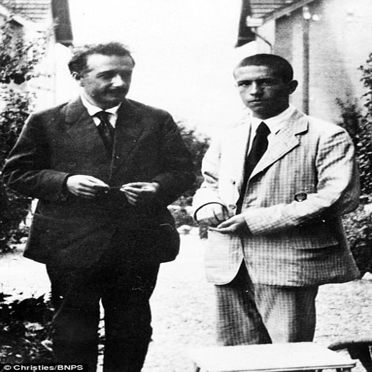 Tấm hình này được chụp lúc Albert Einstein gần 30 tuổi.