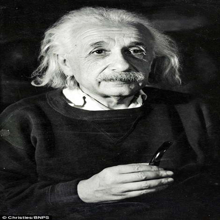 Bức hình chụp thiên tài Albert Einstein hồi năm 1946 khi ông 67 tuổi.