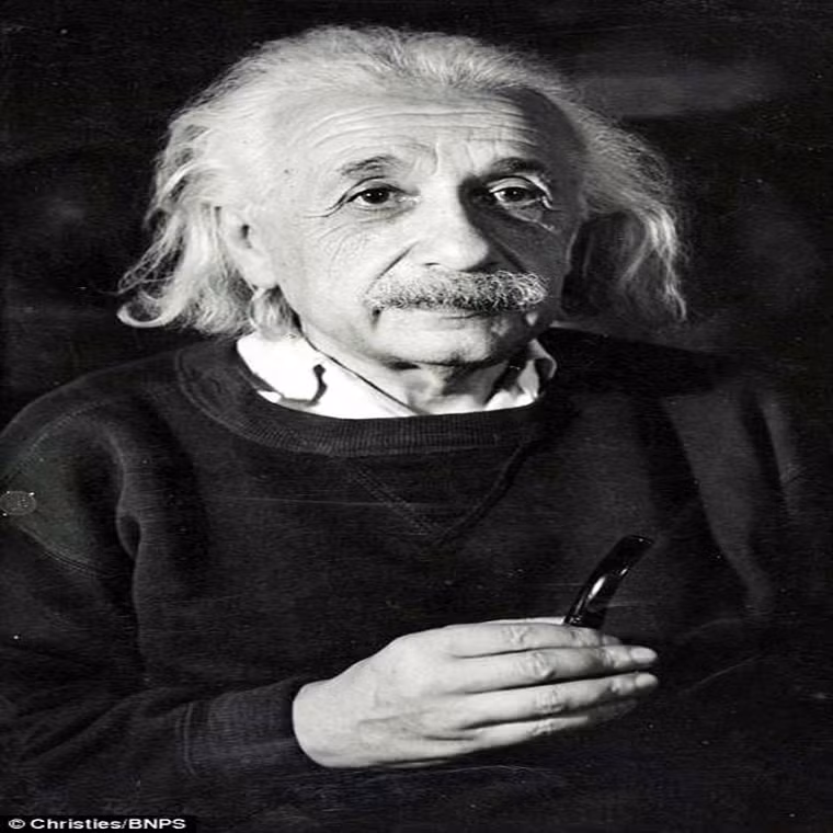 Bức hình chụp thiên tài Albert Einstein hồi năm 1946 khi ông 67 tuổi.