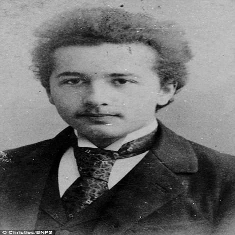 Albert Einstein năm 16 tuổi trong bức ảnh chụp năm 1896.