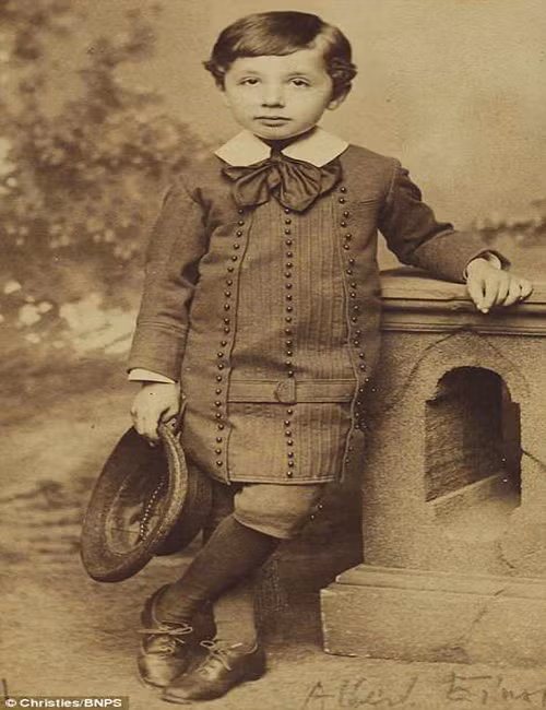 Bức hình về nhà vật lý Albert Einstein lúc 5 tuổi đang được bán đấu giá.