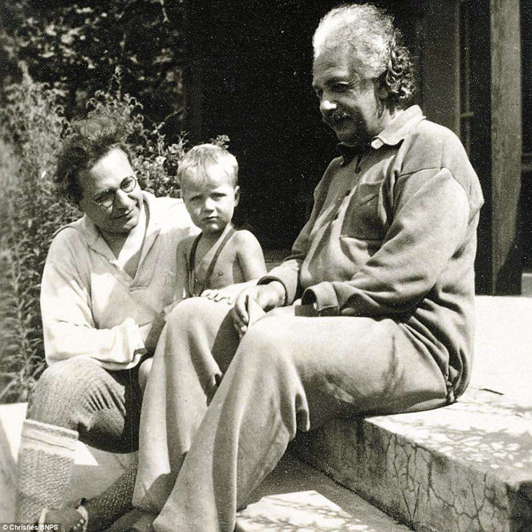 Nhà vật lý Albert Einstein chụp ảnh cùng con trai, Hans Albert Einstein (trái), và cháu nội Berhhard.