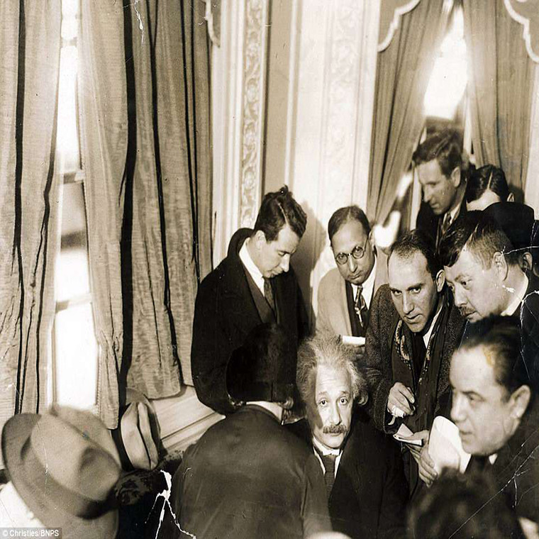 Các phóng viên vây quanh thiên tài Einstein ở thành phố New York, Mỹ, hồi tháng 12/1930.