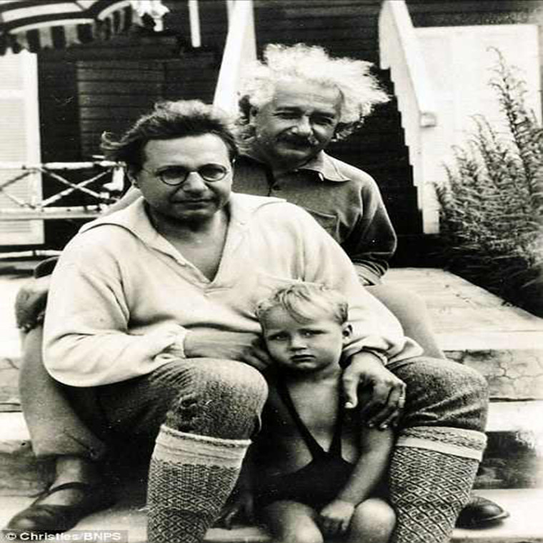 Ông Albert Einstein chụp ảnh cùng con trai và cháu nội ở Caputh năm 1932.