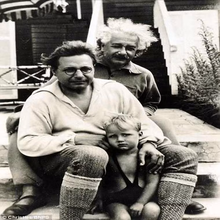 Ông Albert Einstein chụp ảnh cùng con trai và cháu nội ở Caputh năm 1932.