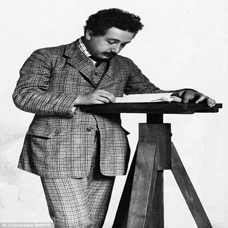 Bức hình này chụp năm 1904 khi Einstein 25 tuổi.