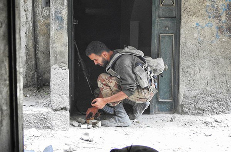 “Quân chính phủ Syria tiếp tục tấn công các phần tử khủng bố trong vùng lân cận al-Zein và tiến vào phố al-Aroubeh trong khu al-Taqadom sau khi tái chiếm nhiều cứ điểm chiến lược”, nguồn tin nói thêm.