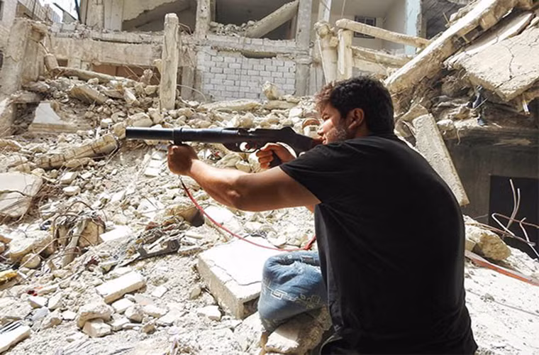 Ngoài ra, Quân đội Syria cũng đánh bật các tay súng IS ra khỏi nhiều tòa nhà khác, trong đó có một ngôi trường trung học và Nhà thờ Hồi giáo Shafei ở phía tây bắc vùng Hajar al-Aswad.