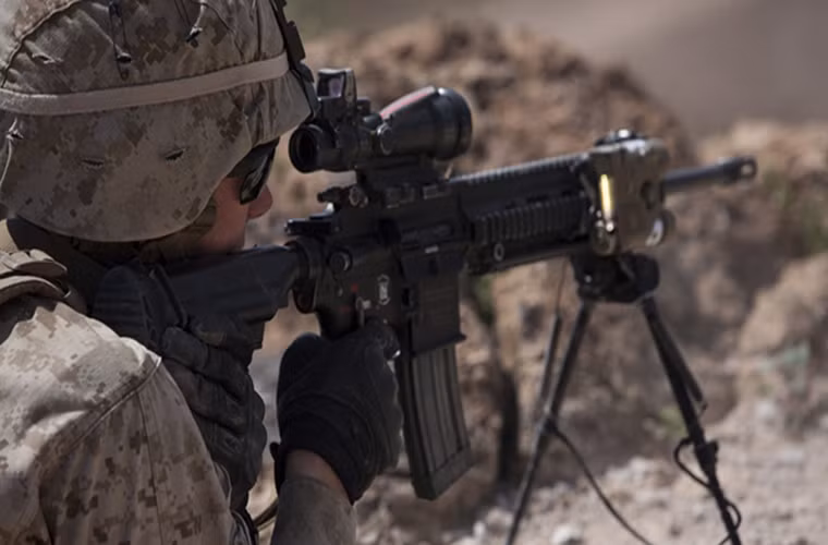 Từ năm 2016, đã xuất hiện thông tin Thủy quân lục chiến Mỹ đang xem xét khả năng mua M27. Được biết, M27 có thiết kế và độ tin cậy cao hơn hẳn so với M4 nhất là về tầm bắn và độ chính xác. Ảnh: tactical-life.com.