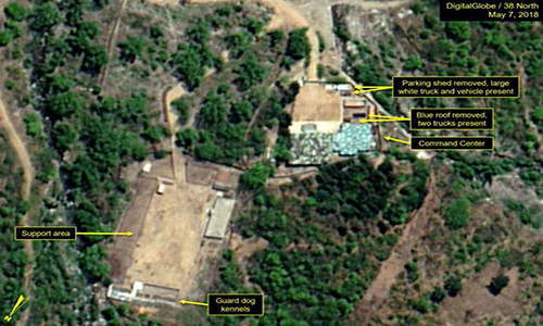 "Một số tòa nhà hỗ trợ hoạt động chính nằm ngay bên ngoài cổng Bắc, Tây và Nam của bãi thử đã bị san phẳng. Một số đường ray cho các xe khai thác mỏ dẫn từ đường hầm dường như cũng đã bị phá dỡ", 38 North đưa tin.