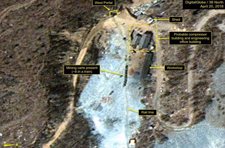 Ngoài ra, một số xe khai thác dường như cũng đã bị tháo rời và một số nhà kho nhỏ xung quanh bãi thử bị phá dỡ. Ảnh chụp hôm 20/4.