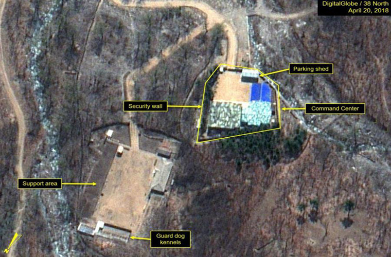 Trang mạng chuyên theo dõi tình hình Triều Tiên 38 North cho biết, những bức ảnh này là bằng chứng cho thấy Bình Nhưỡng đang tiến hành việc tháo dỡ bãi thử hạt nhân Punggye-ri. Trong ảnh là bãi thử Punggye-ri được chụp hôm 20/4, trước khi hoạt động phá dỡ được triển khai.