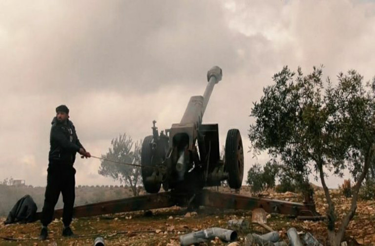 Trong diễn biến liên quan, theo hãng Fars (Iran) ngày 30/5, các chiến binh Quân đội Syria Tự do (FSA) đã nã pháo vào đoàn xe quân sự của lực lượng chính phủ Damascus đang di chuyển từ thị trấn Khirbet Ghazaleh tới phía bắc thành phố Daraa. Ảnh: SF.