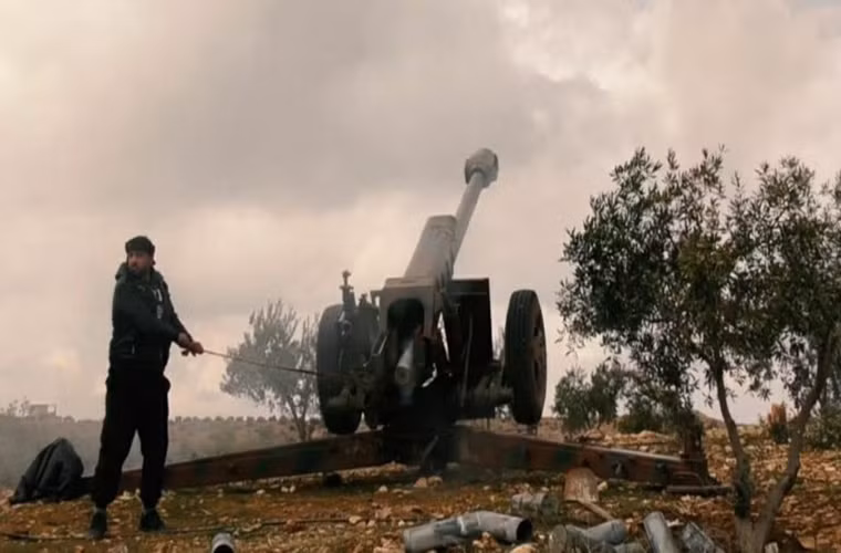 Trong diễn biến liên quan, theo hãng Fars (Iran) ngày 30/5, các chiến binh Quân đội Syria Tự do (FSA) đã nã pháo vào đoàn xe quân sự của lực lượng chính phủ Damascus đang di chuyển từ thị trấn Khirbet Ghazaleh tới phía bắc thành phố Daraa. Ảnh: SF.