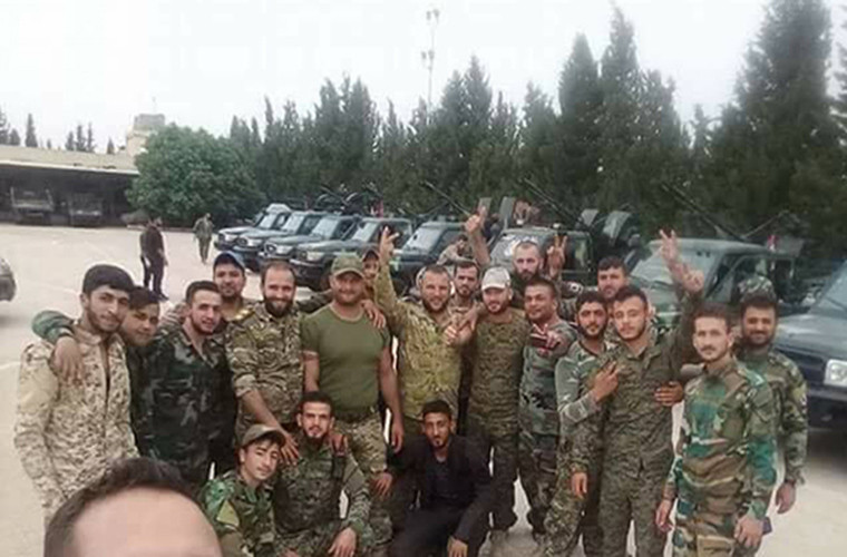 Những hình ảnh được Al Masdar News đăng tải cho thấy tinh thần lạc quan của các binh sĩ Syria khi lên đường tới Daraa chiến đấu chống khủng bố. Họ từng đóng vai trò quan trọng trong các cuộc chiến trước đó ở Đông Ghouta và Đông Idlib. Ảnh: AMN.