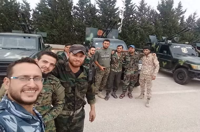 Nhiều xe quân sự trang bị súng máy cũng được triển khai tới Daraa. Ảnh: AMN.