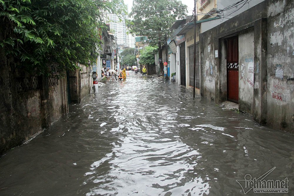 Ngập sâu nhất là phố Nguyễn Chính (Hoàng Mai) từ ngõ 74 đến cống mương hóa Tân Mai ngập quá đầu gối, con phố bị ngưng trệ nhiều phương tiện không dám đi vào. Ảnh: Phố Nguyễn Chính ngập sâu.