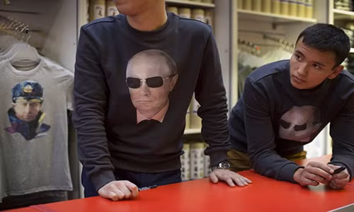 Tại sân bay quốc tế Sheremetyevo và các quầy hàng lưu niệm khắp Moscow, vẻ ngoài điềm tĩnh và cương nghị của Putin được khắc họa đầy đủ trên các sản phẩm từ áo phông, cốc, búp bê matryoshka tới những miếng dán tủ lạnh. Đôi khi các nhà sản xuất cũng thêm vào sản phẩm vài nét chấm phá hài hước kết hợp với lòng tôn trọng nhà lãnh đạo.