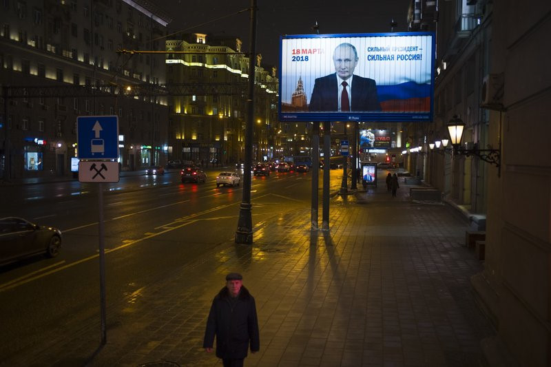 Bảng hiệu với slogan "Tổng thống mạnh mẽ - nước Nga mạnh mẽ" đặt tại Moscow trong chiến dịch tranh cử của ông Putin. "Không chút nghi ngờ, Putin chính là thương hiệu của nước Nga", nhà thiết kế người Nga Gleb Kraynik nói với AP. "Nếu trước đây bạn hỏi một người nước ngoài anh ta nghĩ gì khi đề cập nước Nga, anh ta có thể nói: matryoshka, balalaika, trứng cá muối, vodka. Còn bây giờ dù quan điểm của anh ta về tổng thống của chúng tôi có thể nào đi nữa, anh ta sẽ trả lời đó là Putin".