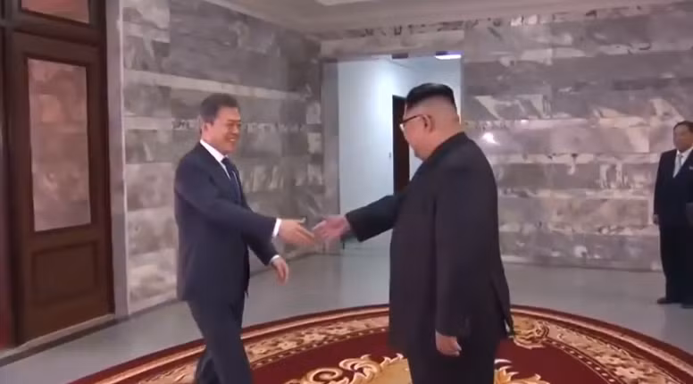 Ngoài ra, hai nhà lãnh đạo Hàn-Triều cũng nhất trí tổ chức các cuộc đàm phán cấp cao giữa hai nước vào ngày 1/6 tới. Lãnh đạo hai miền Triều Tiên cam kết gặp nhau thường xuyên hơn trong tương lai. Ảnh chụp màn hình.