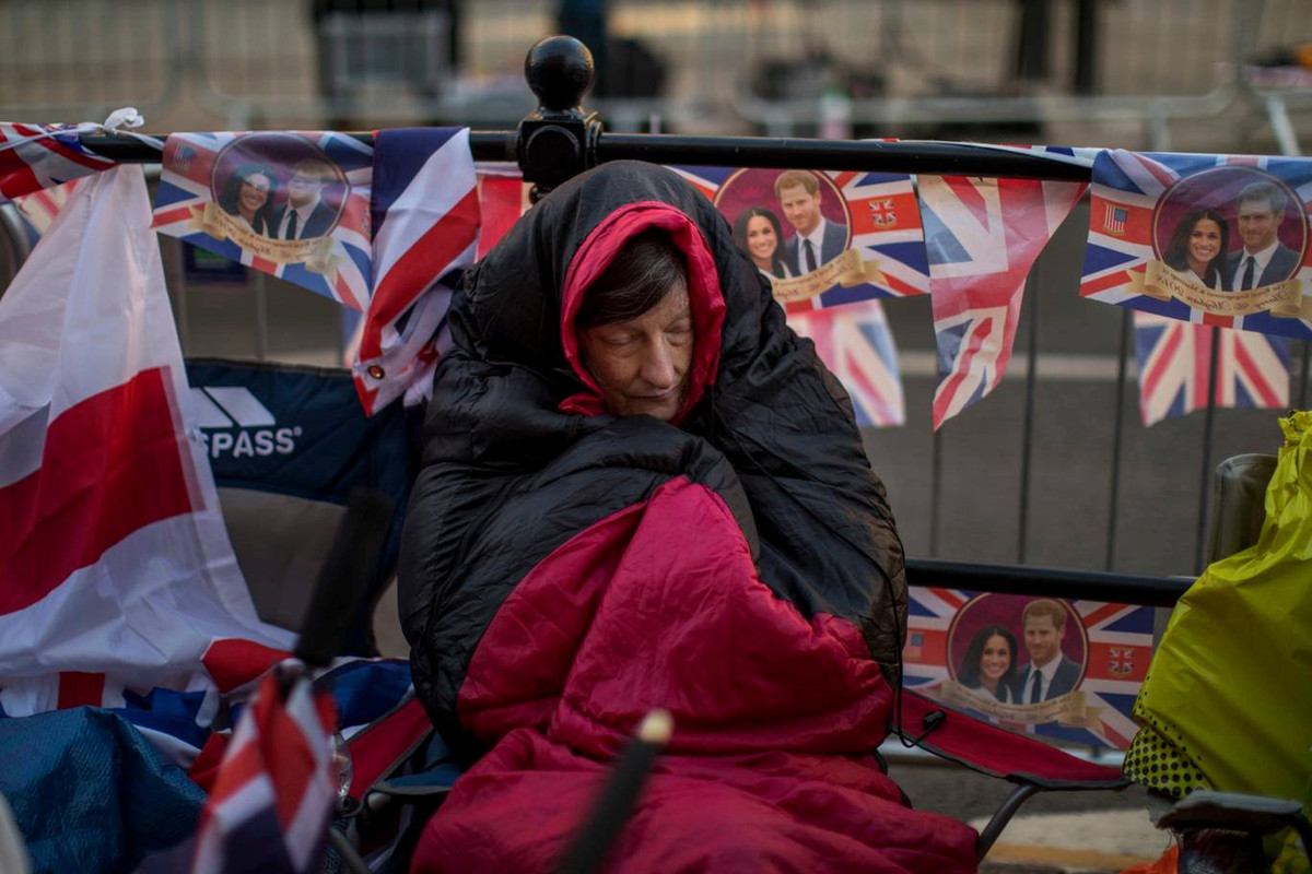 Mặc dù đám cưới Hoàng gia diễn ra vào ngày 19/5, nhiều "fan" của Hoàng gia Anh đã ngủ ngoài đường từ hôm trước để giữ chỗ chiêm ngưỡng 2 nhân vật chính, Hoàng tử Harry và hôn thê Meghan Markle. Ảnh: AP.