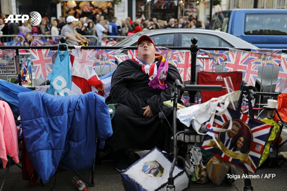 Tuy vậy, nhiều người trong đám đông có thể sẽ không thấy được gì nhiều cho đến khi cặp đôi mới cưới bắt đầu 25 phút diễu hành qua đường phố Windsor. Ảnh: AFP.