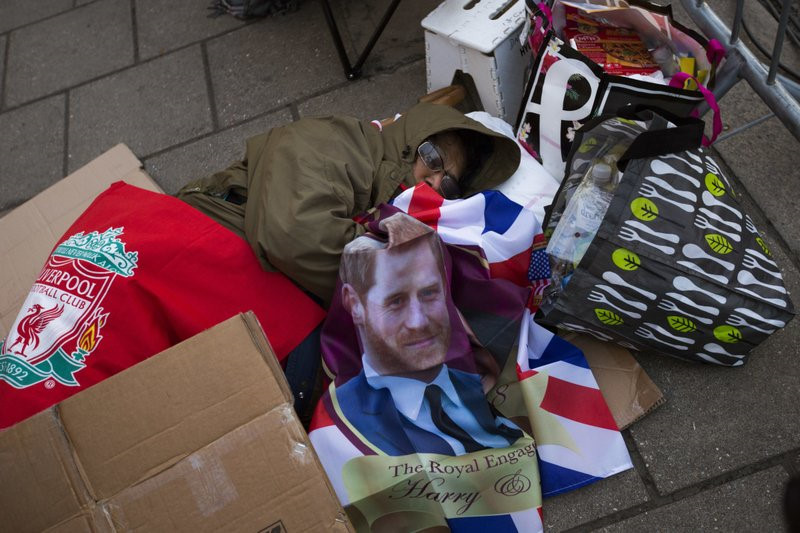 Trong ảnh, một phụ nữ ngủ trên nền đất vào ngày 18/5. Nhiều người cho rằng đám cưới Hoàng gia Anh đã trở thành sự kiện toàn cầu và ai cũng muốn là một phần của ngày trọng đại này. Ảnh: AP.