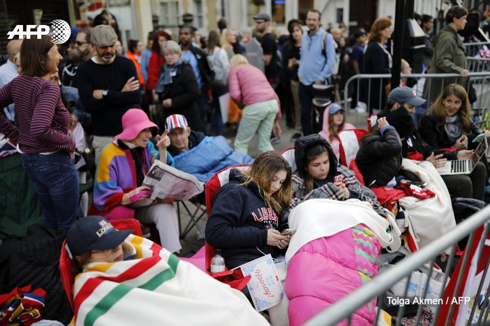 Đối với một số người, việc chờ đợi cũng là một thú vui. Bà Judith Hunt trả lời phỏng vấn ABC rằng đối với bà, đến xem đám cưới Hoàng gia Anh là truyền thống. Năm nay, bà cùng cháu gái từ New Jersey cũng đến tham dự và quyết định ngủ ngoài trời để giữ chỗ đẹp. Ảnh: AFP.