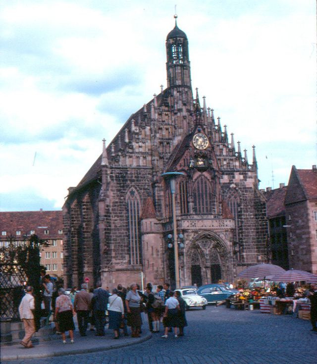 Khá nhiều người tập trung trước nhà thờ Frauenkirche ở Nurnberg.