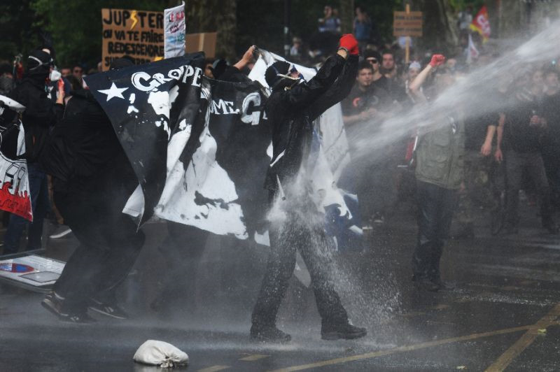 Theo AFP, 43 người đã bị bắt tại Paris. Cảnh sát cho hay nhiều người biểu tình mang theo vũ khí và có hành vi bạo lực. Những người biểu tình trùm mũ đen ném chai nhựa và đồ vật vào cảnh sát. Ảnh: AFP.