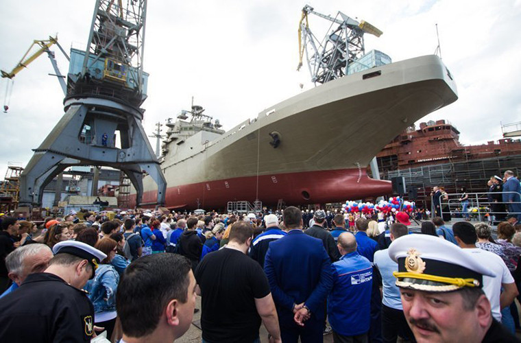 Trên boong tàu có một đường băng và một nhà chứa máy bay trực thăng. Ảnh: hybridtechcar.